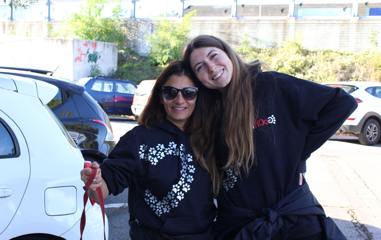 Laura e Diletta durante una classe di lavoro urbana
